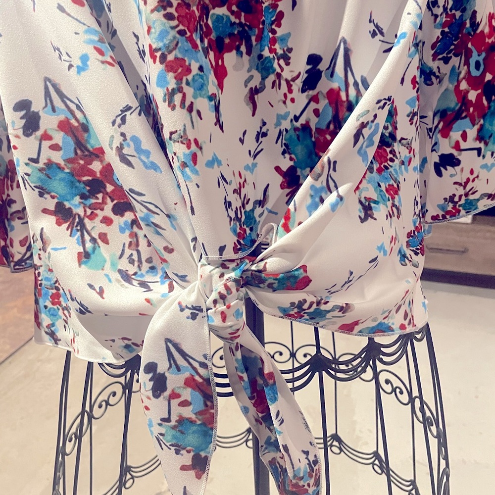 Floral print top. Ties in the front.
